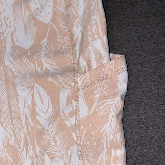 Active wear pants white and light pink feather design - Picture 5 of 5